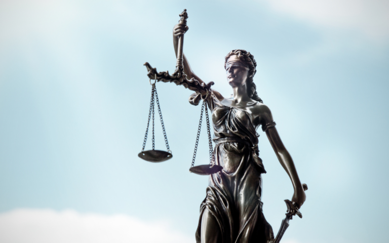 Estátua que representa a justiça.